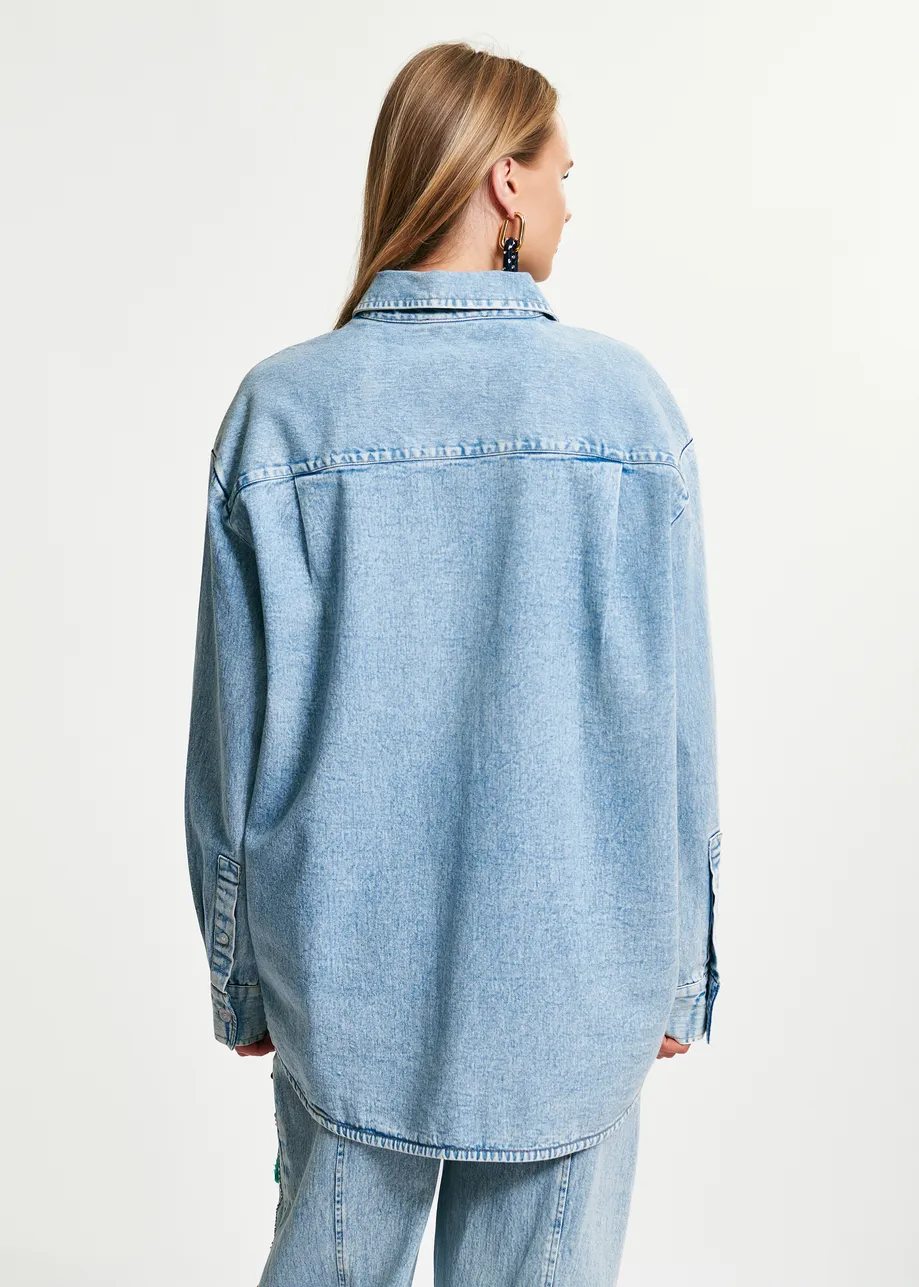 Chemise en denim bleue à fleurs pailletées multicolores