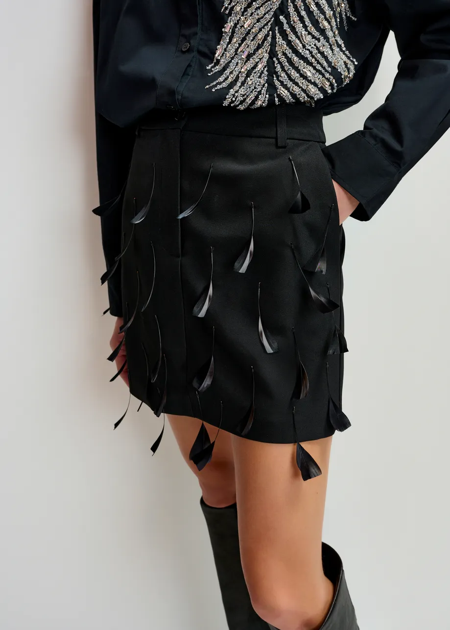 Minifalda de corte evasé con adornos de plumas, negro