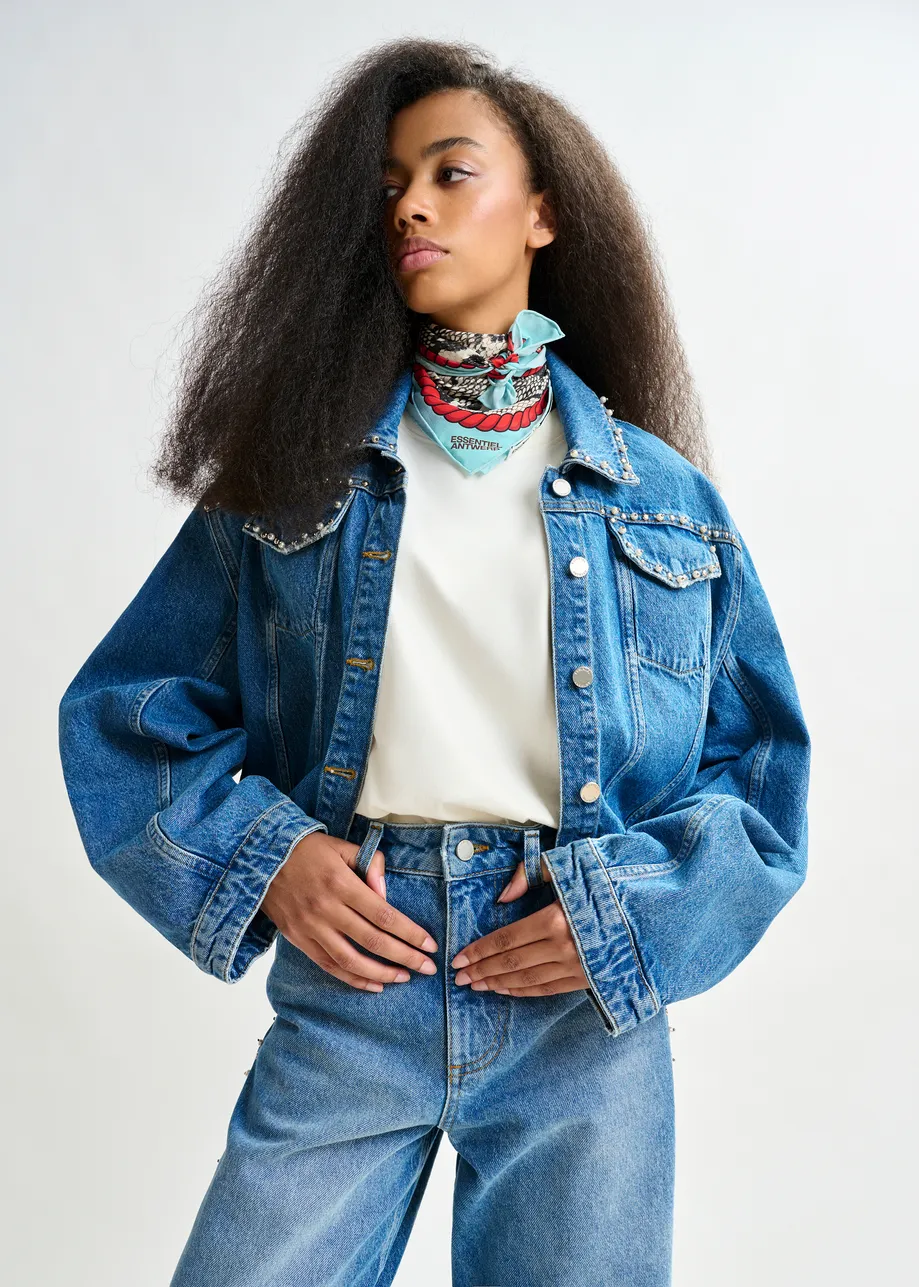Kort blauw jeansvest met parels en studs