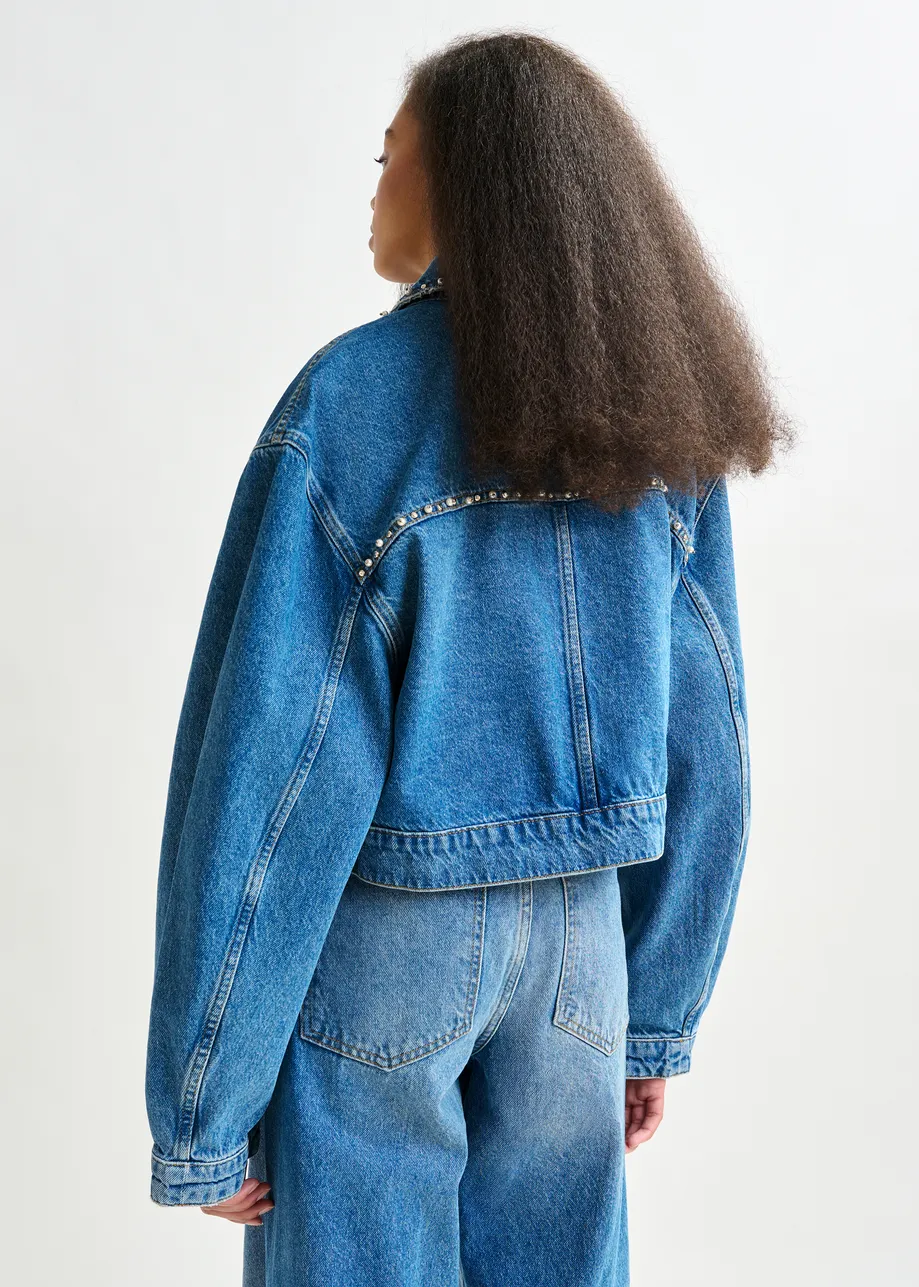 Kort blauw jeansvest met parels en studs