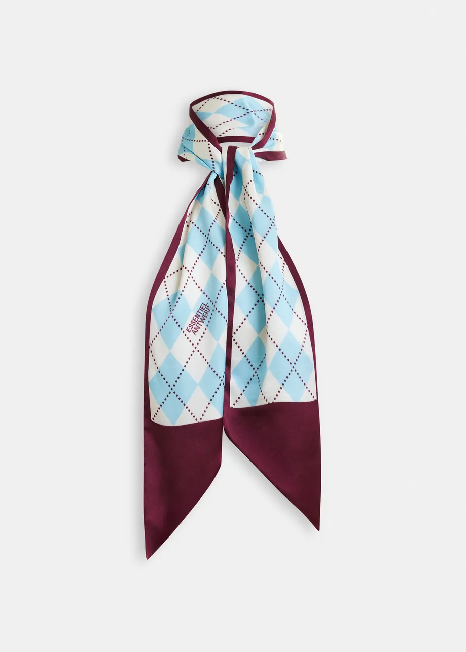 Lichtblauwe, gebroken witte en bordeaux satijnen sjaal met argyleprint