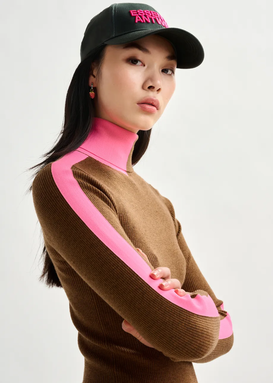 Pull à col roulé brun et rose