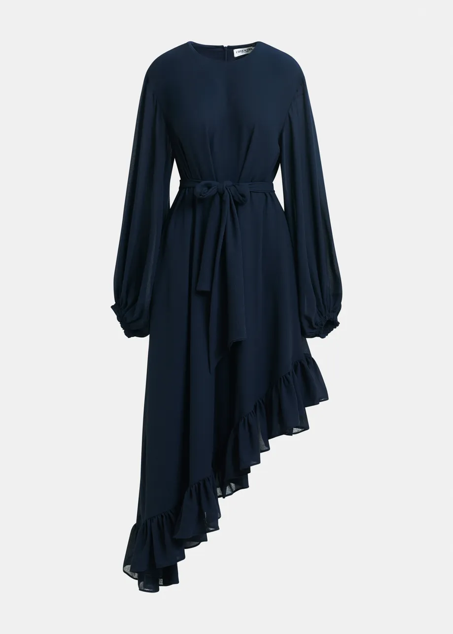 Donkerblauwe asymmetrische maxi-jurk met ruches aan de zoom en strikdetail bij de hals
