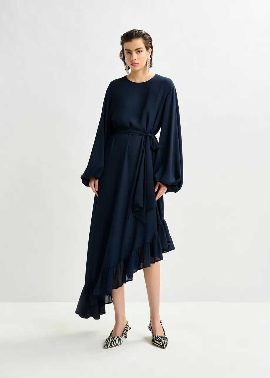 Donkerblauwe asymmetrische maxi-jurk met ruches aan de zoom en strikdetail bij de hals