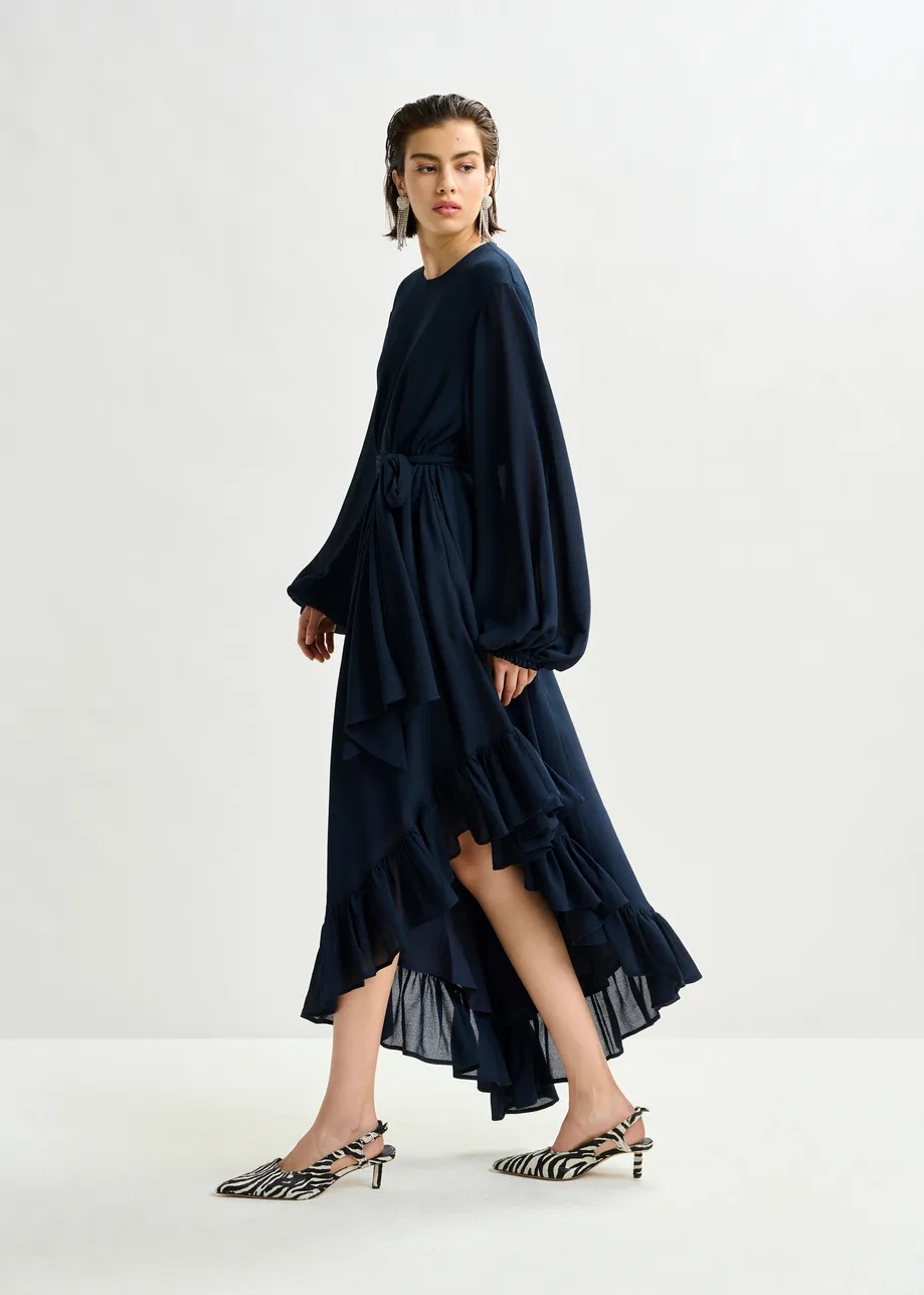 Donkerblauwe asymmetrische maxi-jurk met ruches aan de zoom en strikdetail bij de hals