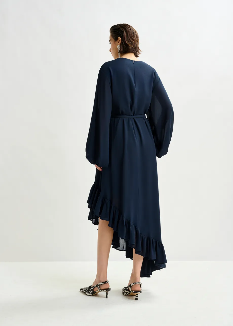 Donkerblauwe asymmetrische maxi-jurk met ruches aan de zoom en strikdetail bij de hals