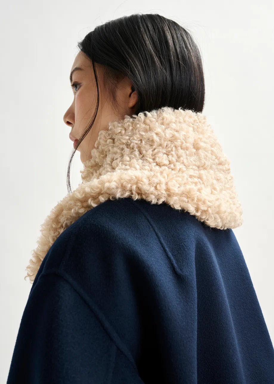 Off-white faux fur tie collar