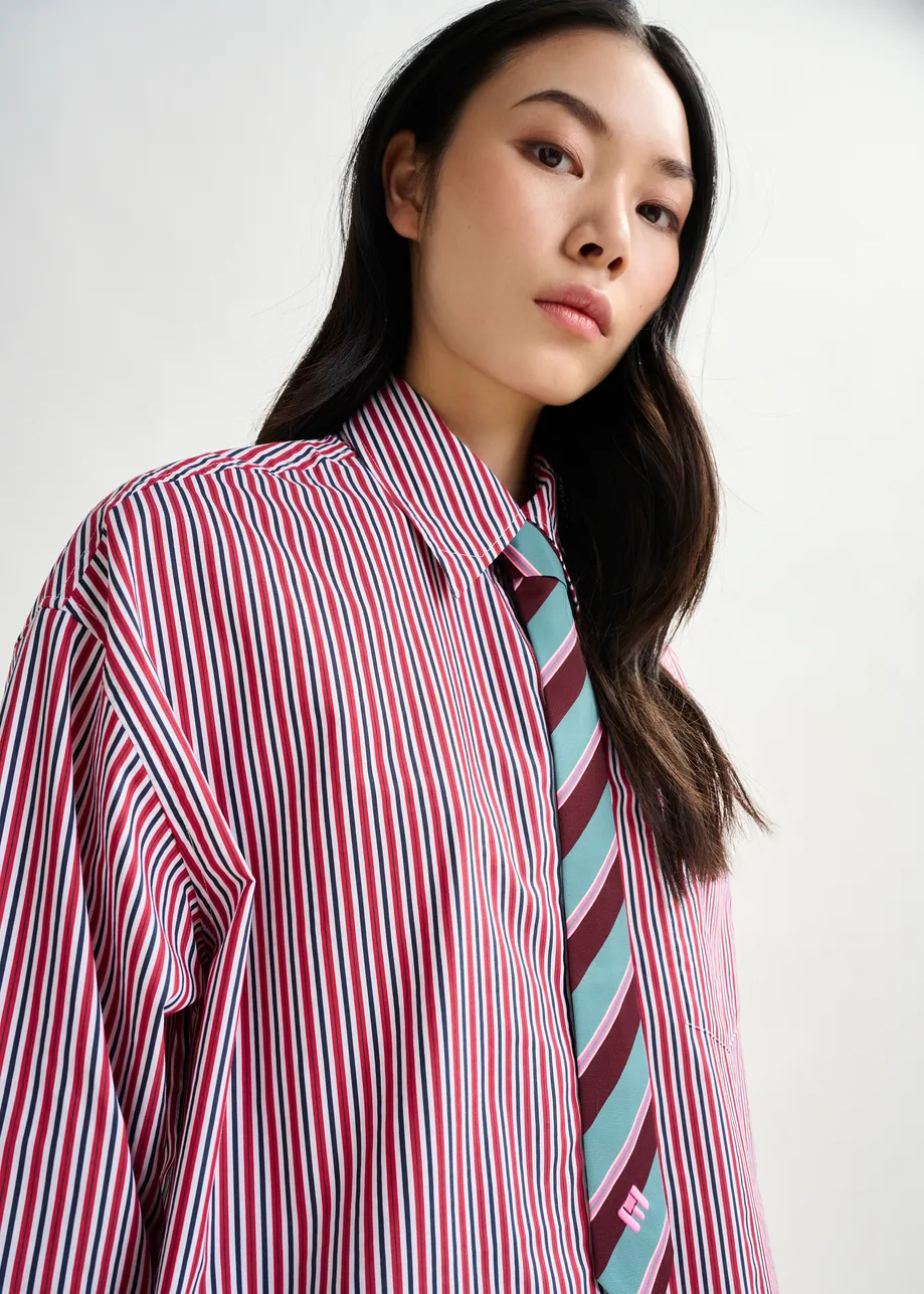 Blue, burgundy and pink striped tie with 'E' logo