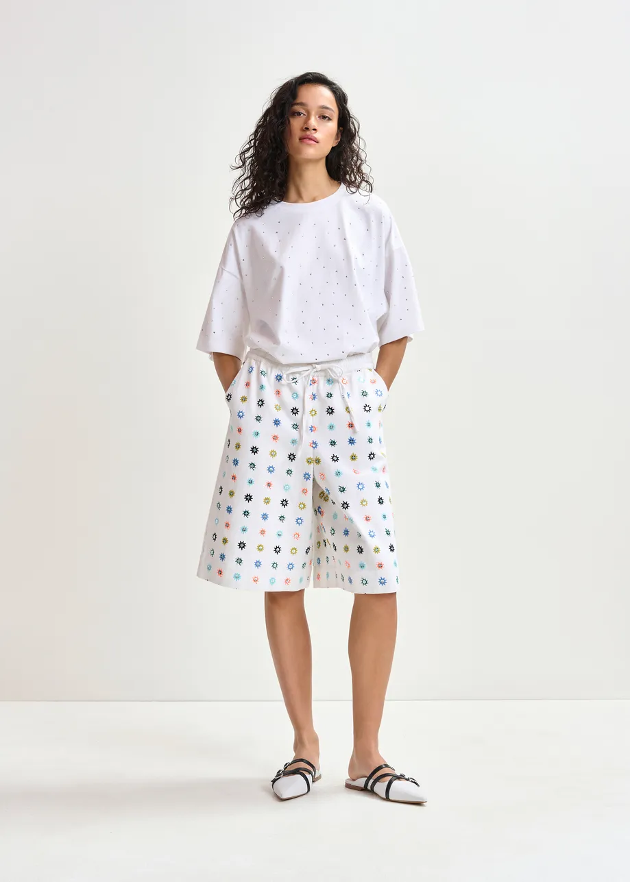 Witte en veelkleurige geborduurde short met pailletten