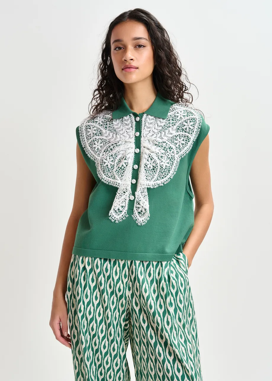 Groene en witte mouwloze polo met kant en parelknopen