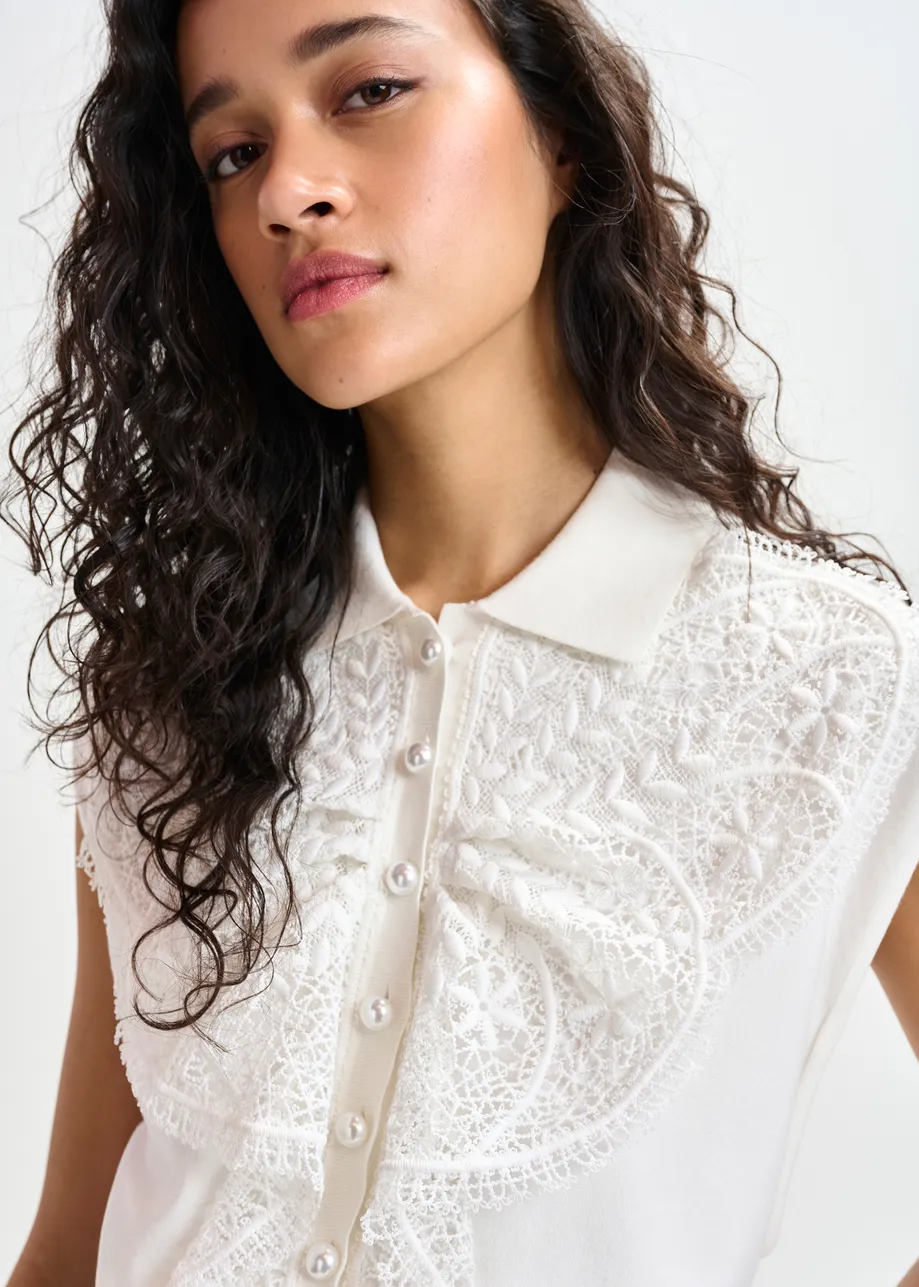 Witte mouwloze polo met kant en parelknopen