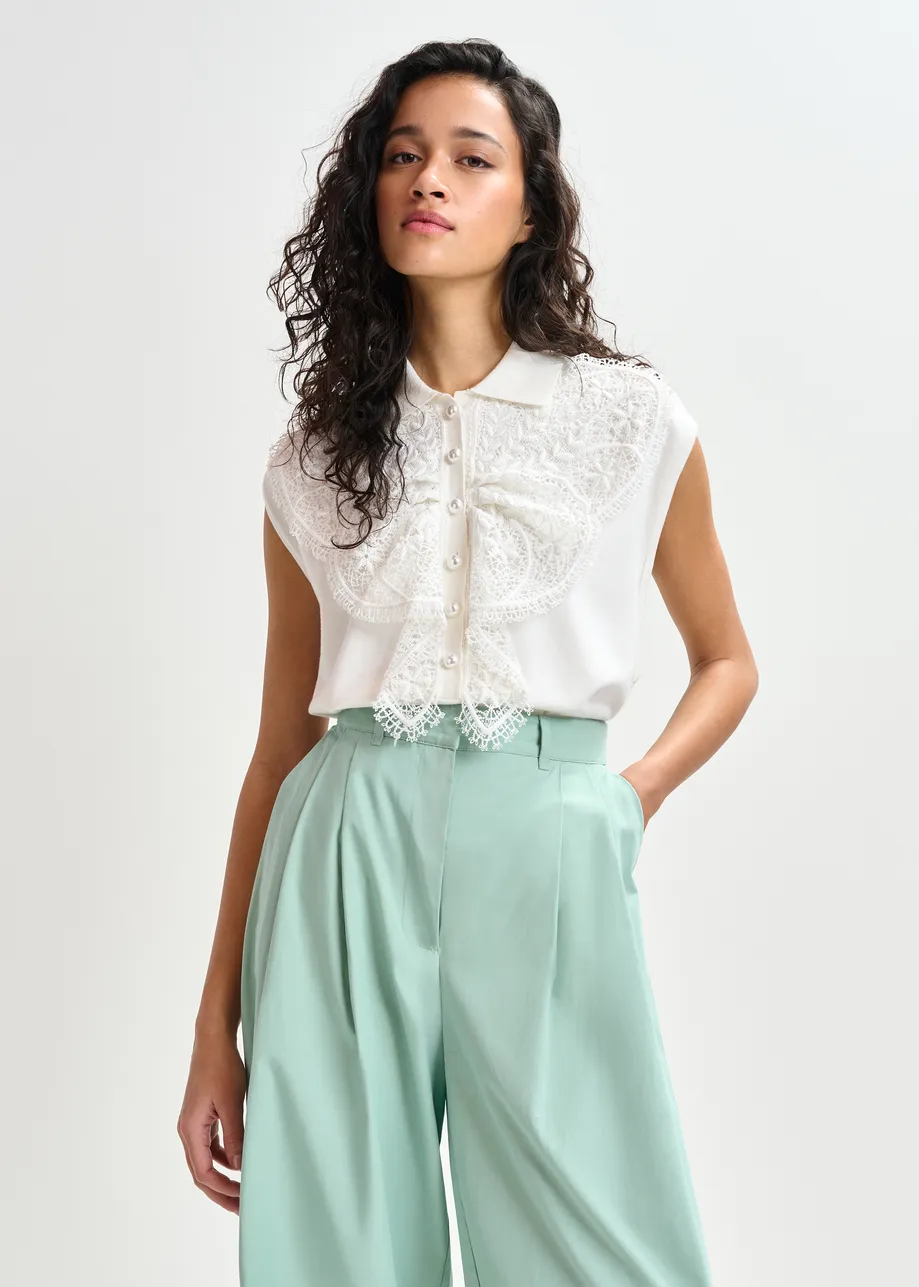Polo sin mangas con detalles de encaje y botones de perla, blanco