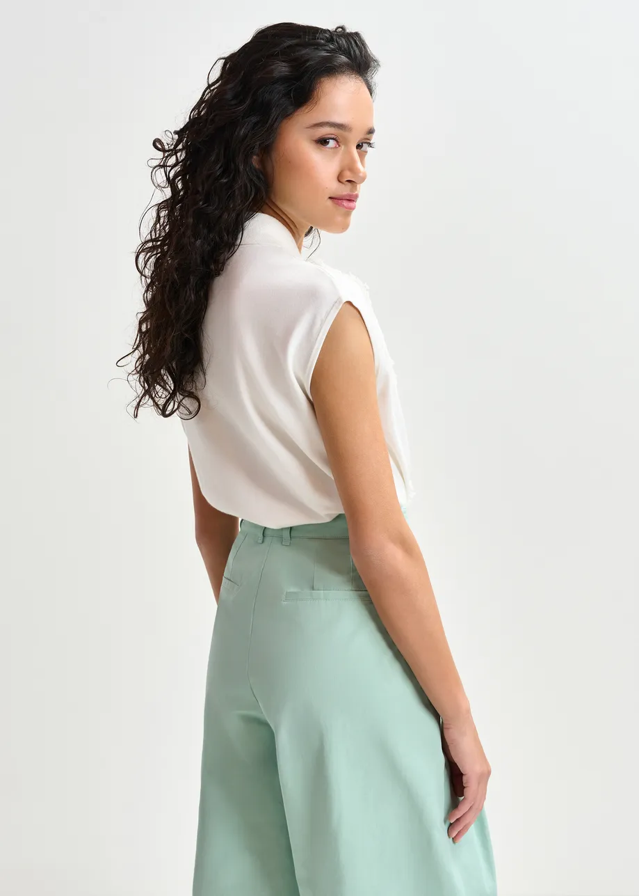 Polo sin mangas con detalles de encaje y botones de perla, blanco