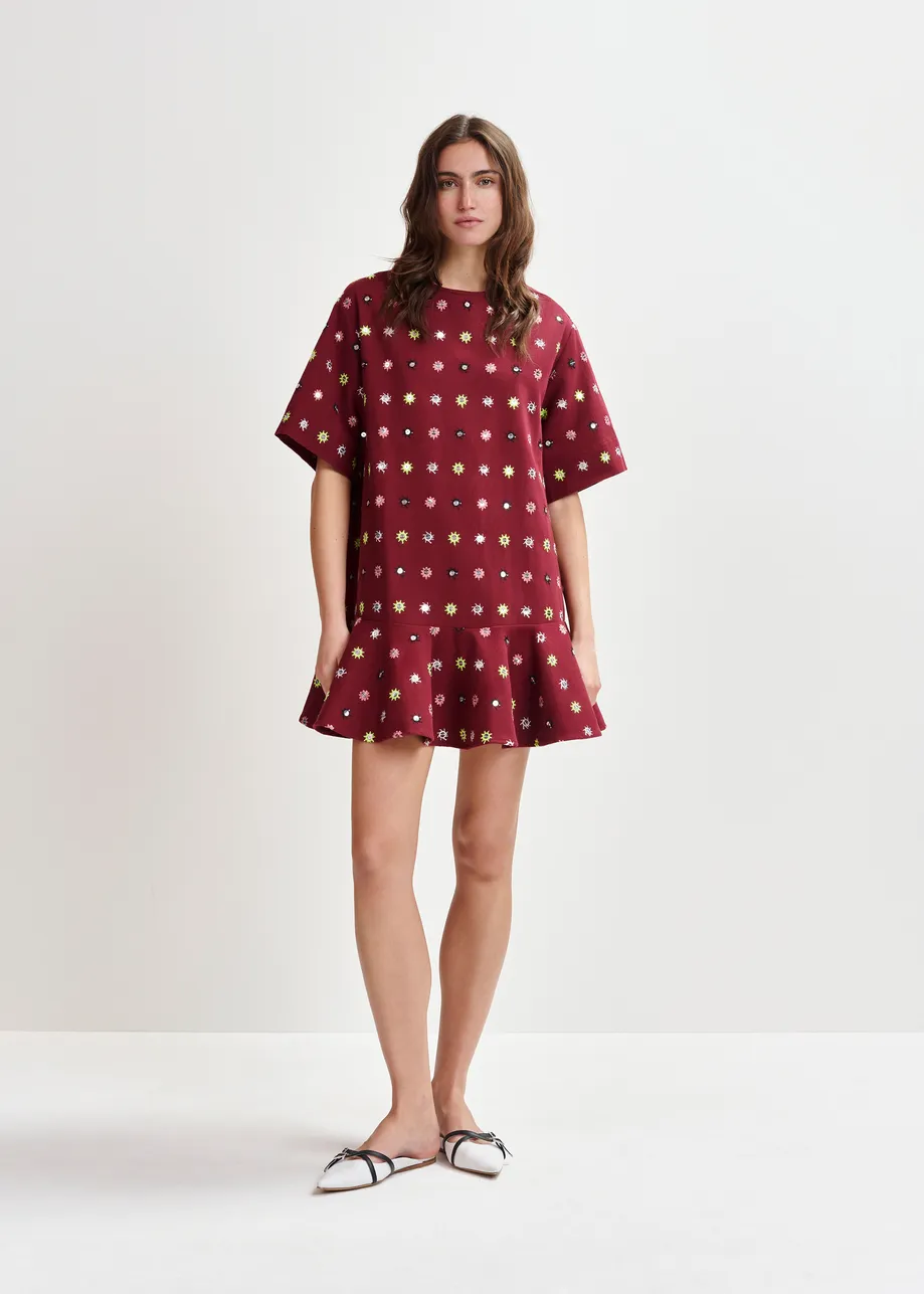 Abito oversize bordeaux e multicolore ricamato con inserti a specchio e orlo a volant