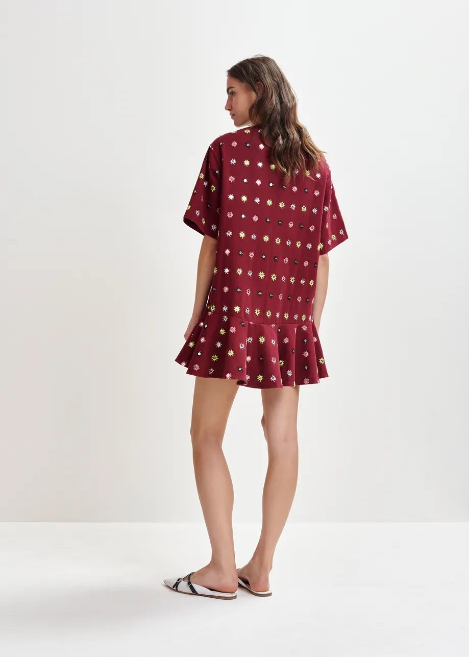 Abito oversize bordeaux e multicolore ricamato con inserti a specchio e orlo a volant