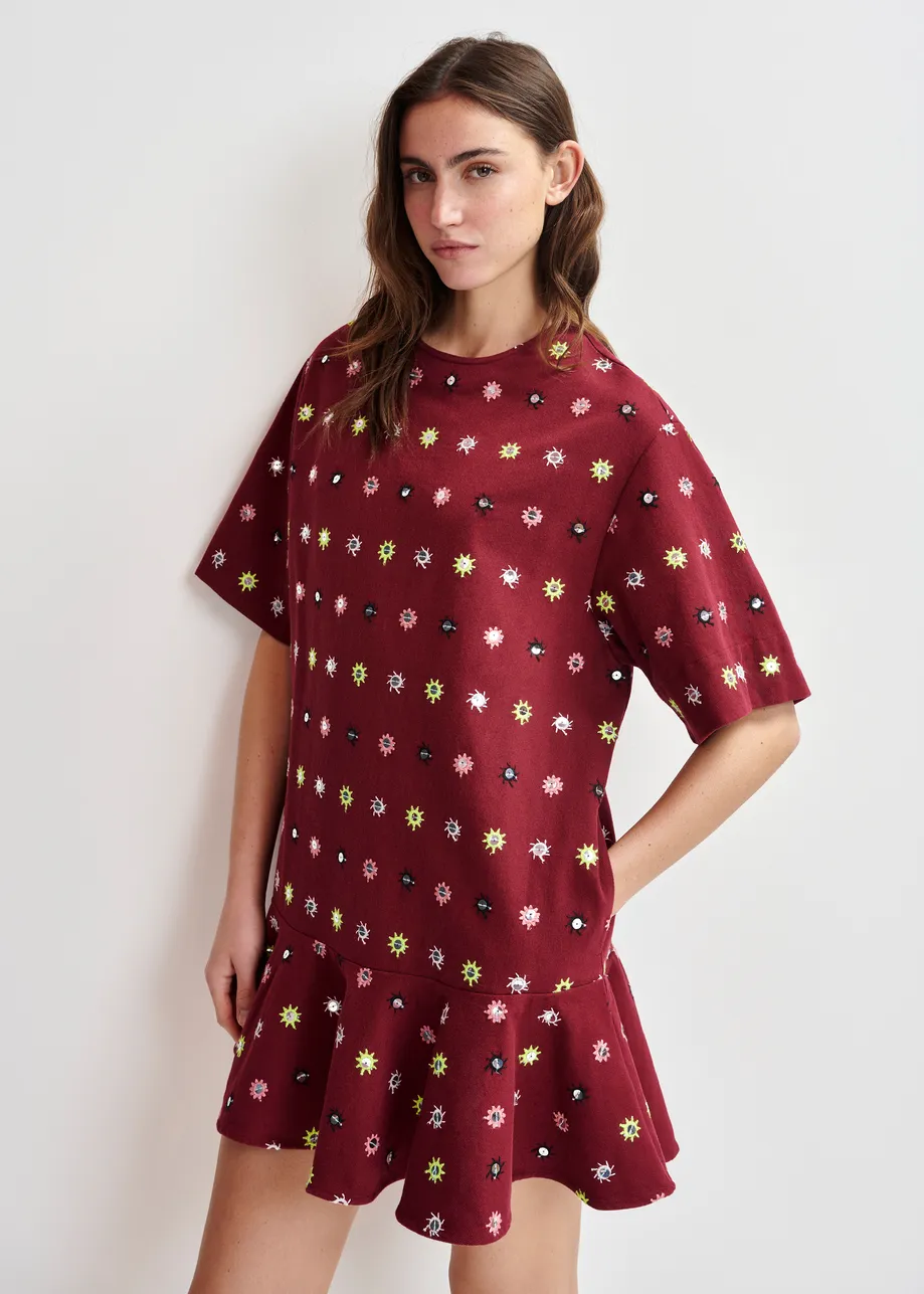 Abito oversize bordeaux e multicolore ricamato con inserti a specchio e orlo a volant