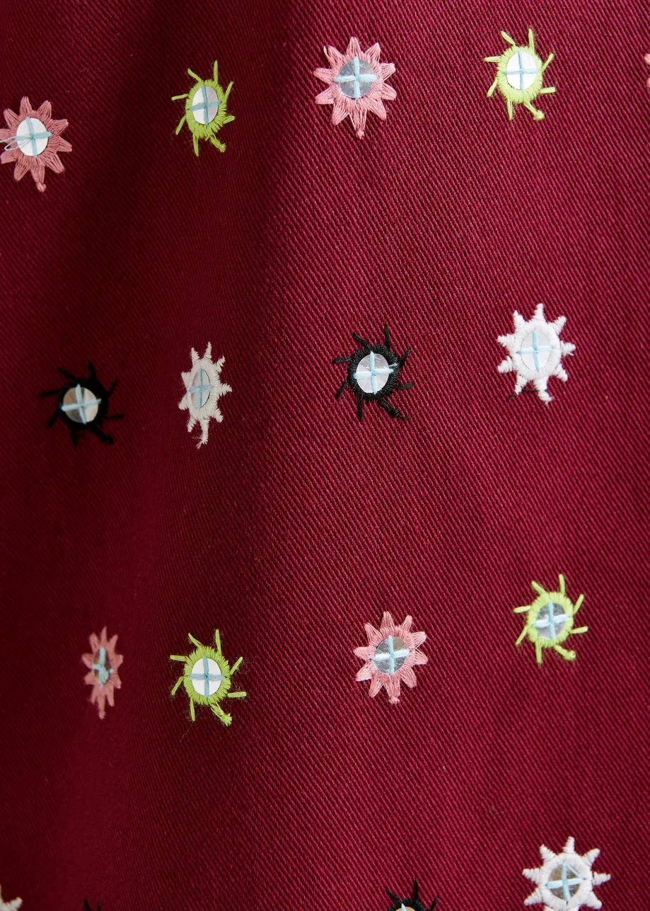 Abito oversize bordeaux e multicolore ricamato con inserti a specchio e orlo a volant