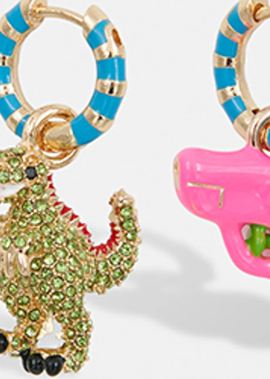 Goldfarbene und blaue Kreolen mit Dino- und Wasserpistolen-Anhänger
