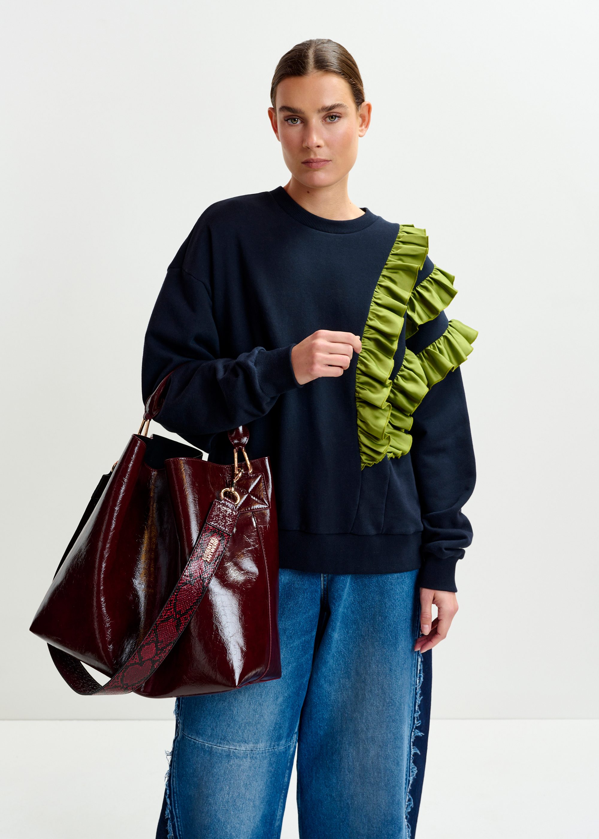 Burgundy glossy shopper bag with detachable shoulder strap