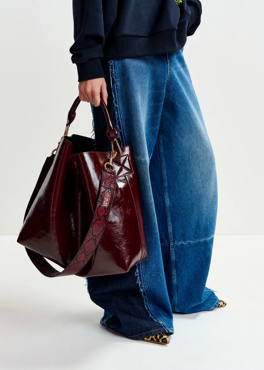 Burgundy glossy shopper bag with detachable shoulder strap
