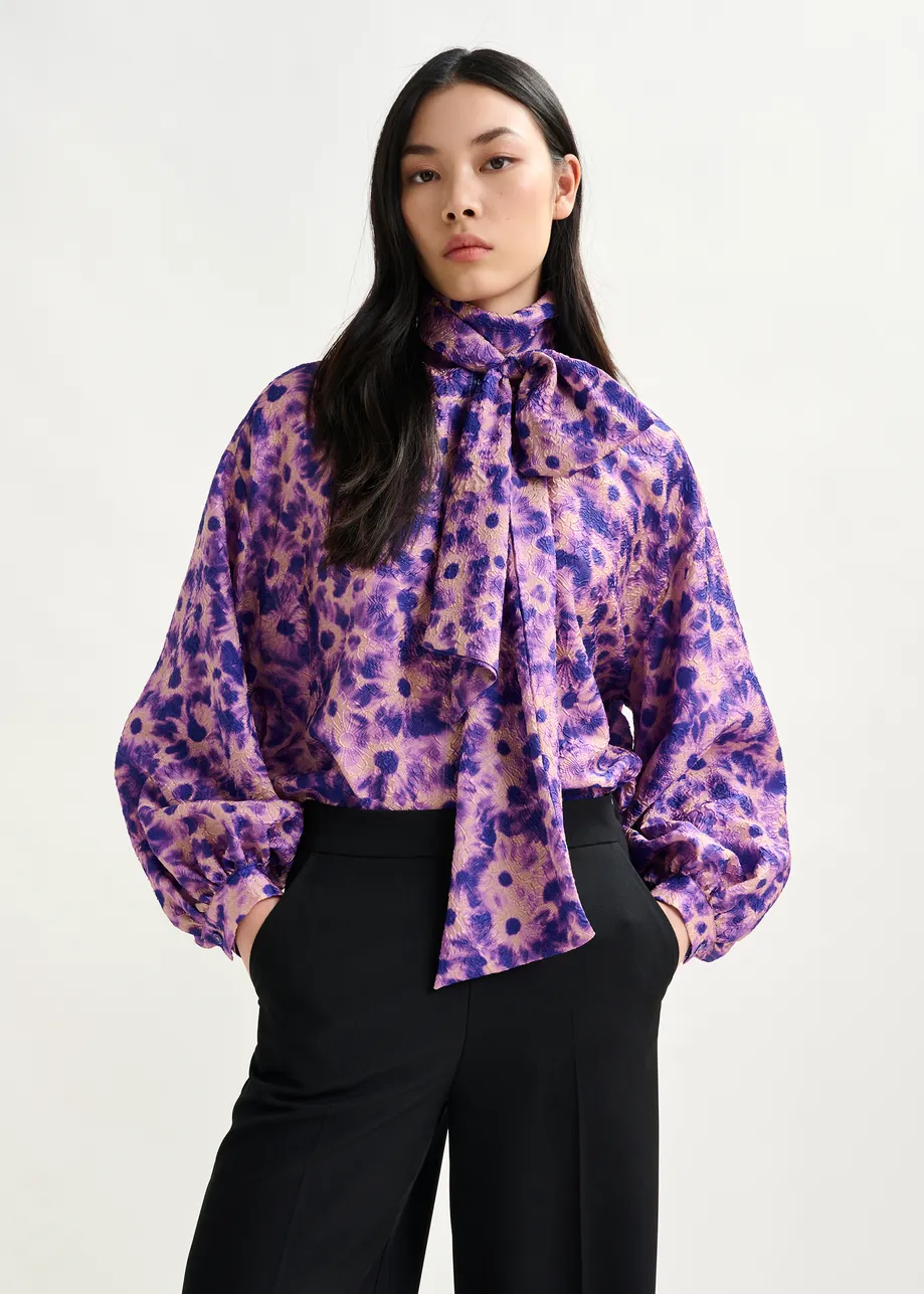 Chemise lavallière en jacquard fleuri rose clair et violette