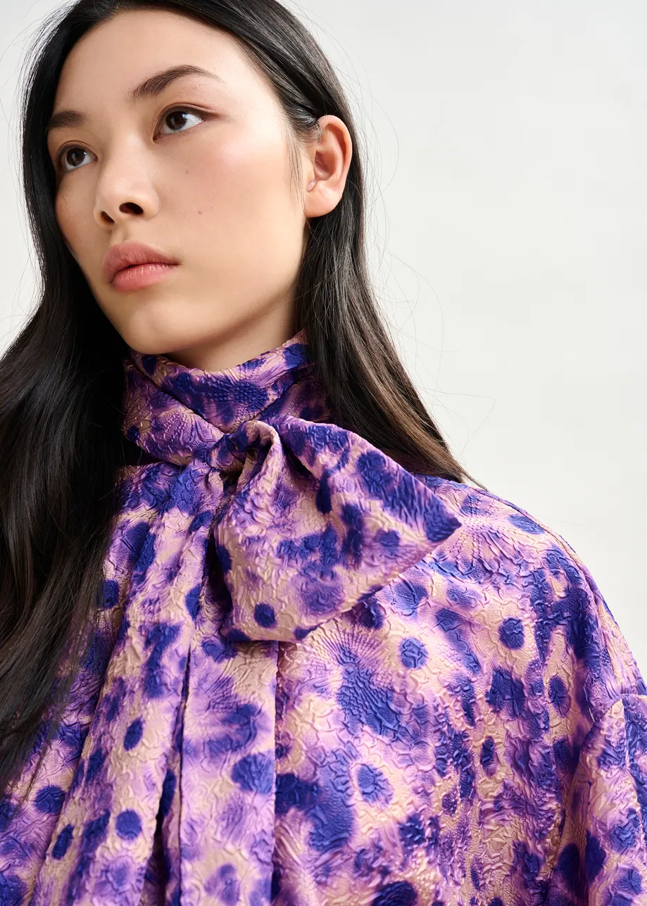 Chemise lavallière en jacquard fleuri rose clair et violette