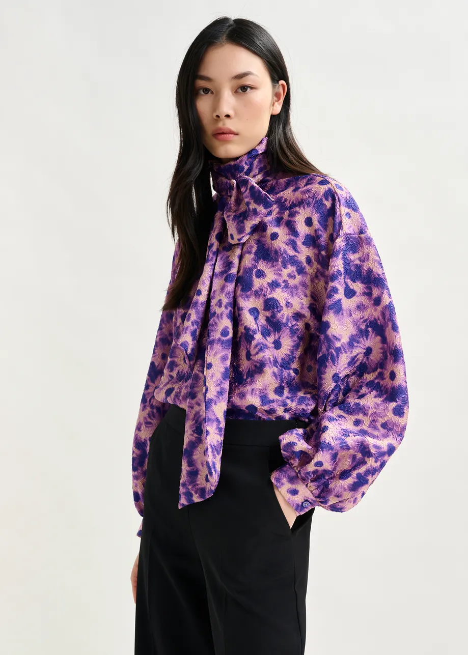 Chemise lavallière en jacquard fleuri rose clair et violette