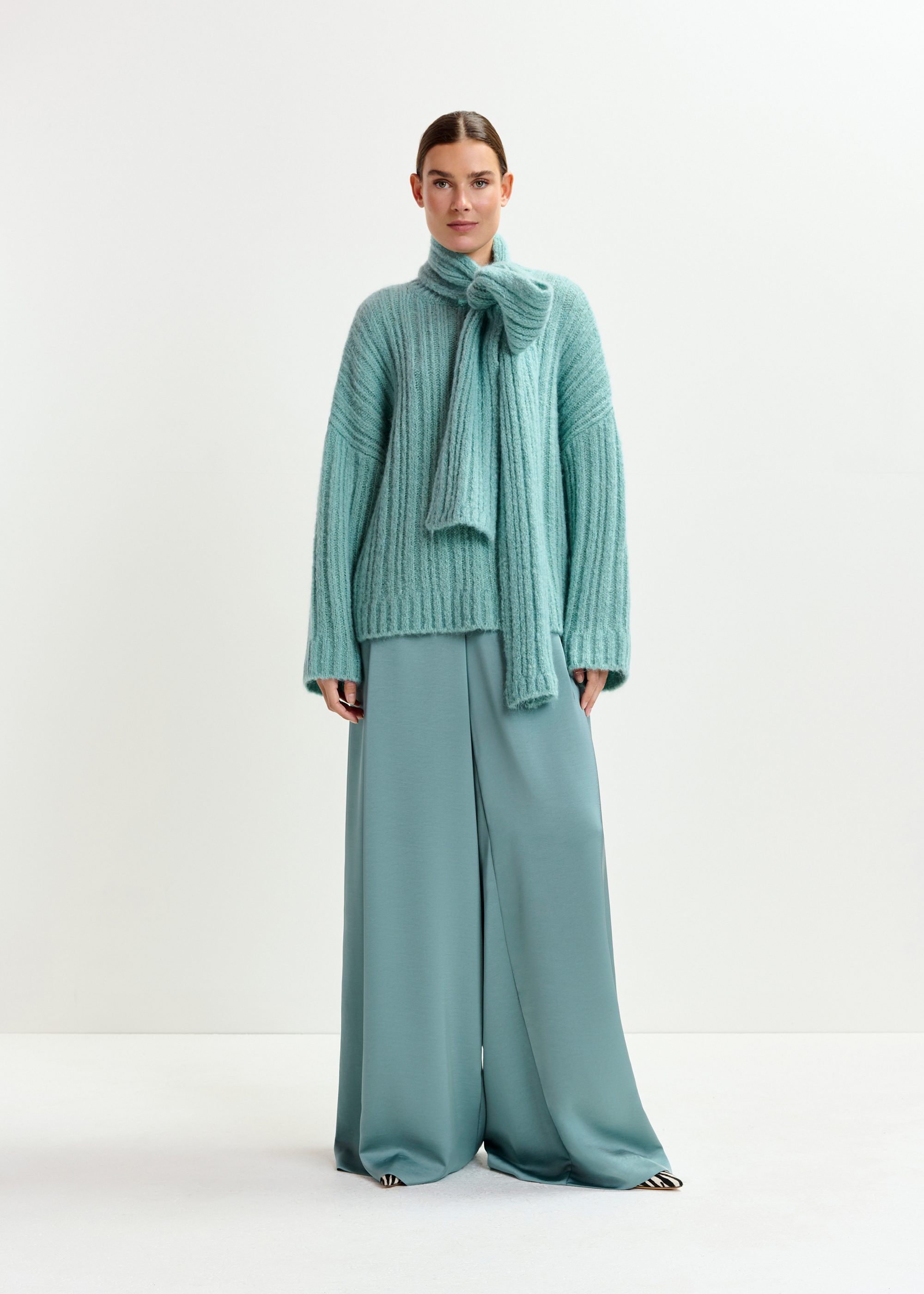 Pull lavallière côtelé en mohair mélangé bleu clair | Essentiel