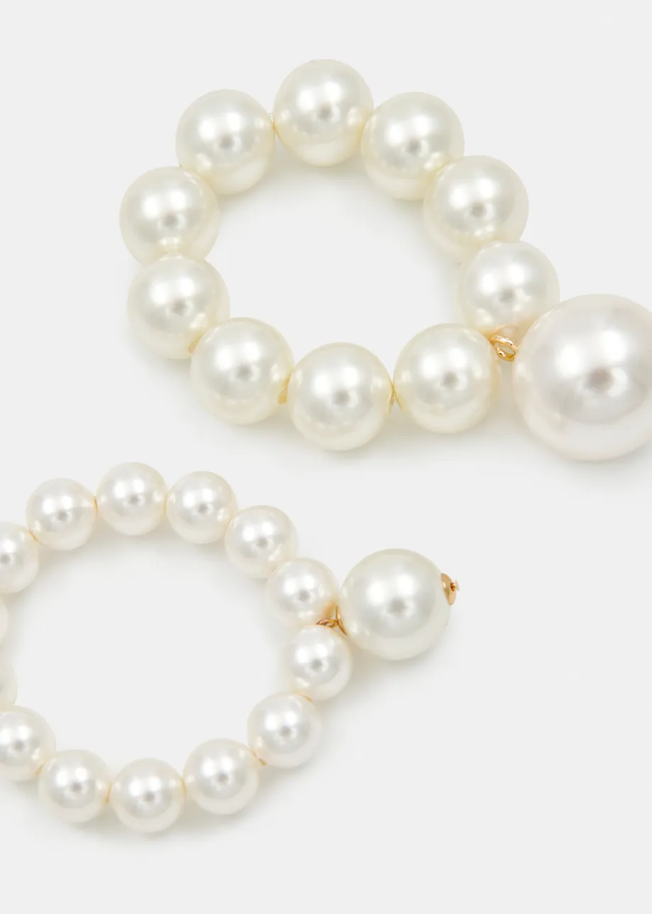 Off-white set of pearl bracelets