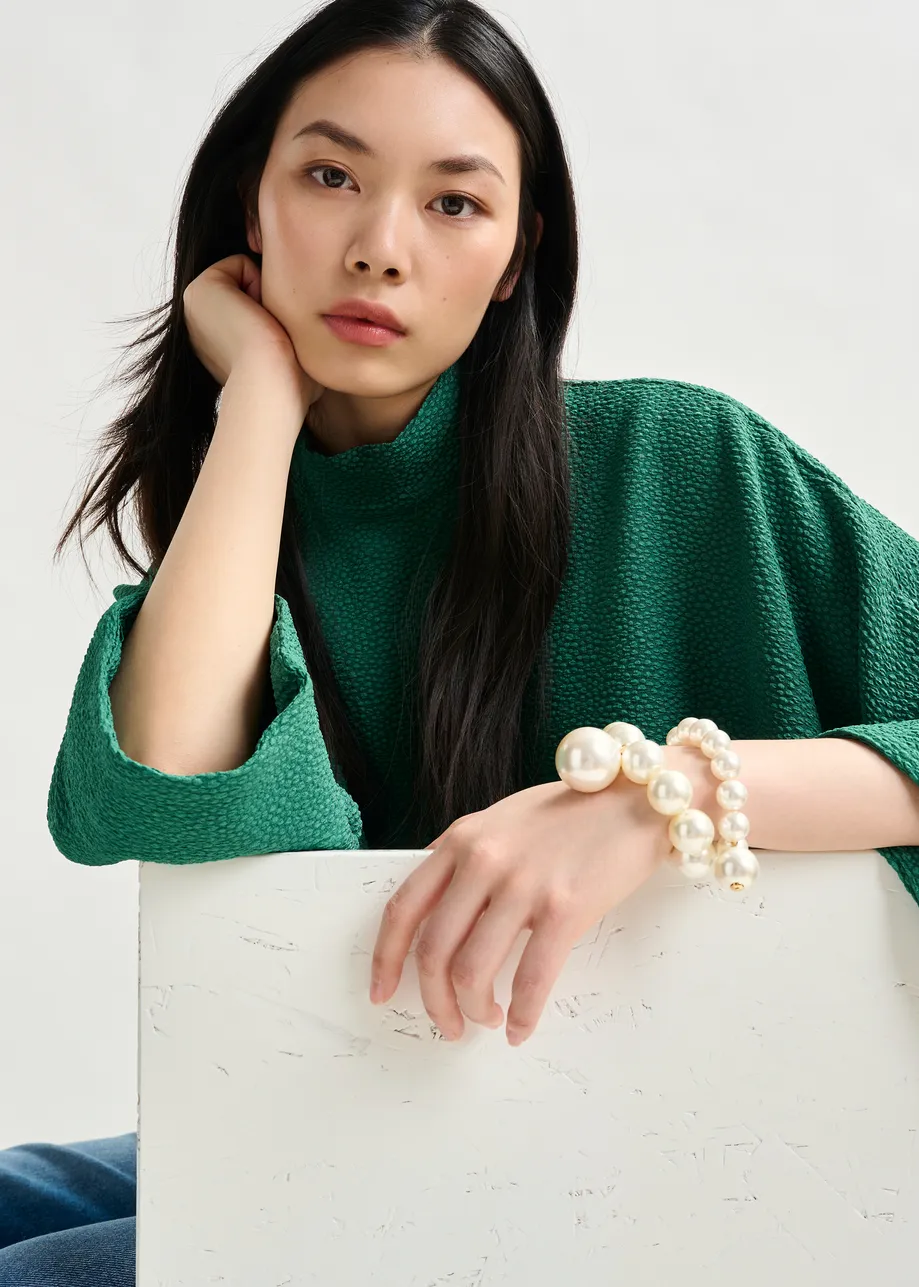 Off-white set of pearl bracelets