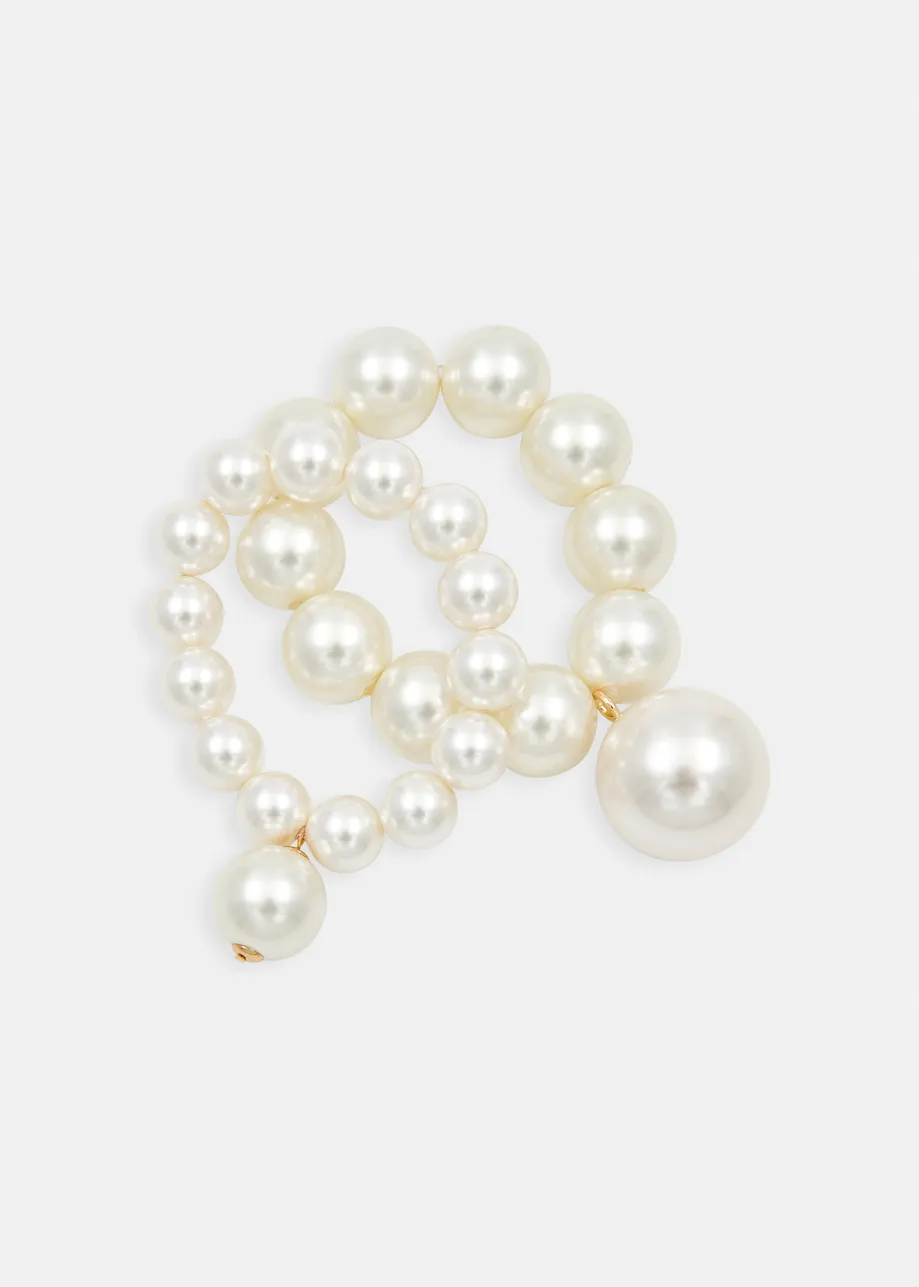 Off-white set of pearl bracelets