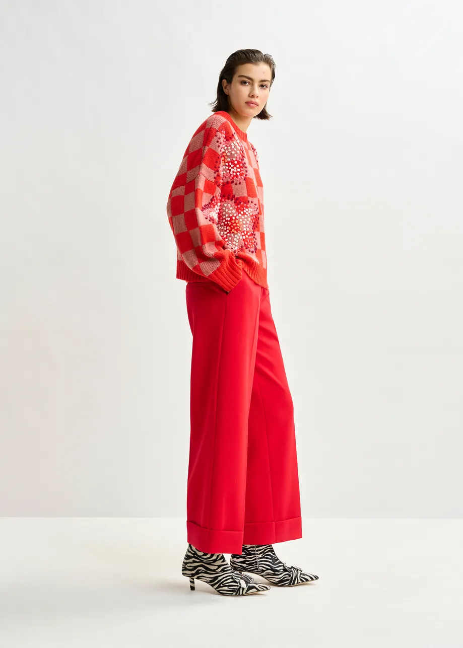 Red cropped pants with folded cuffs