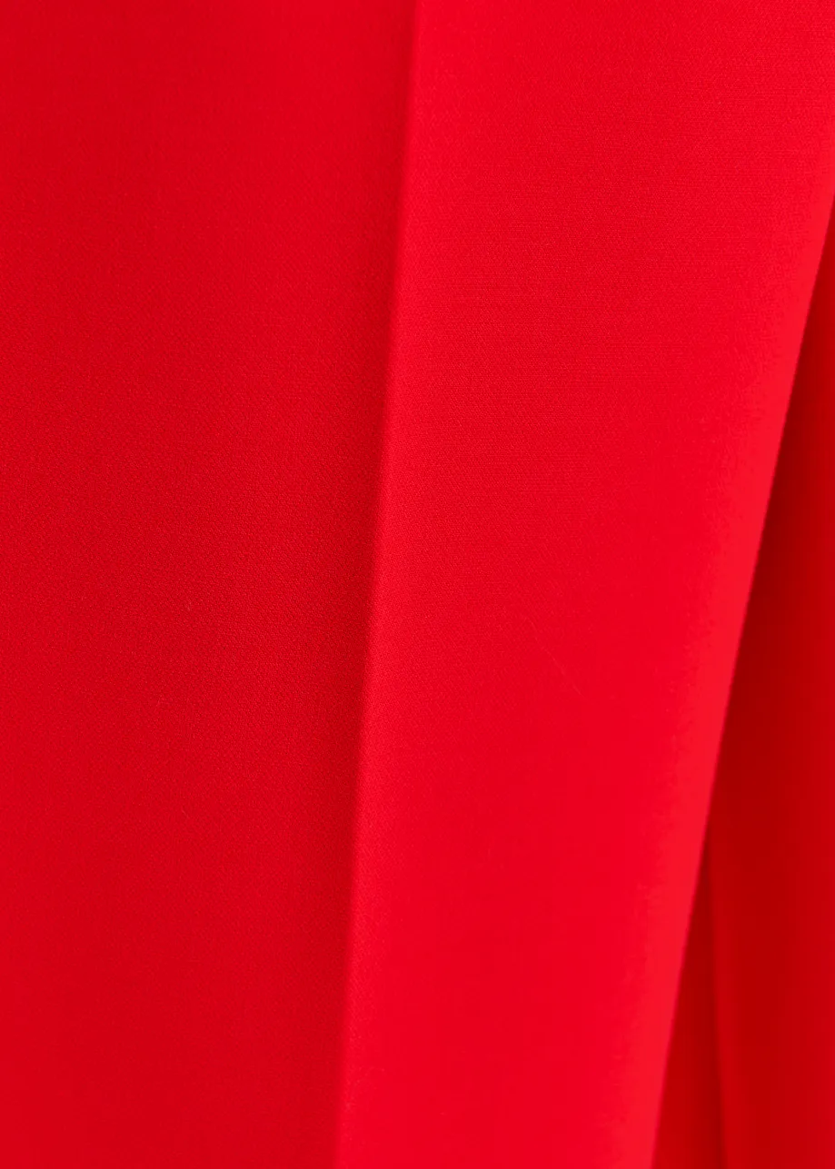 Red cropped pants with folded cuffs