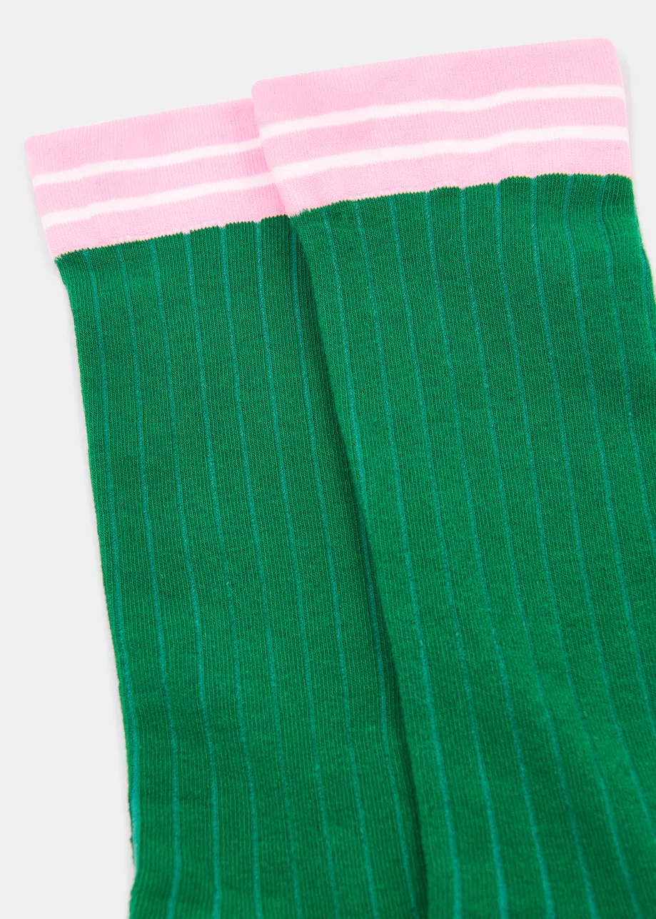 Donkergroene, roze en witte ribgebreide sokken met strepen