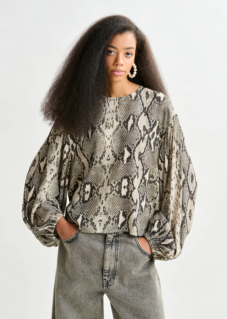 Groene, beige en zwarte top met bisschopsmouwen en slangenprint