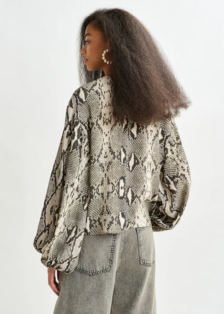 Groene, beige en zwarte top met bisschopsmouwen en slangenprint