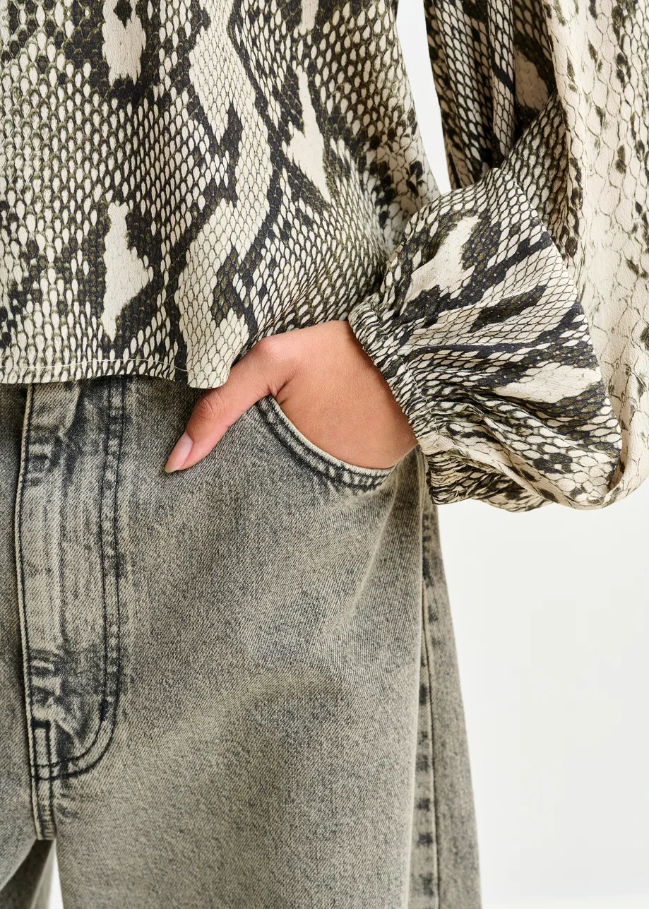 Groene, beige en zwarte top met bisschopsmouwen en slangenprint