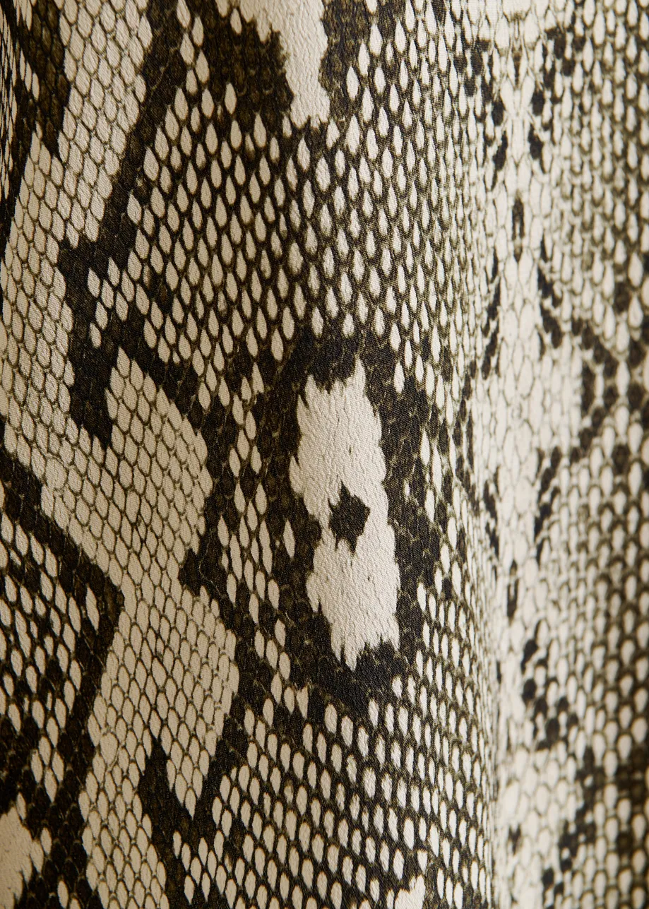 Groene, beige en zwarte top met bisschopsmouwen en slangenprint