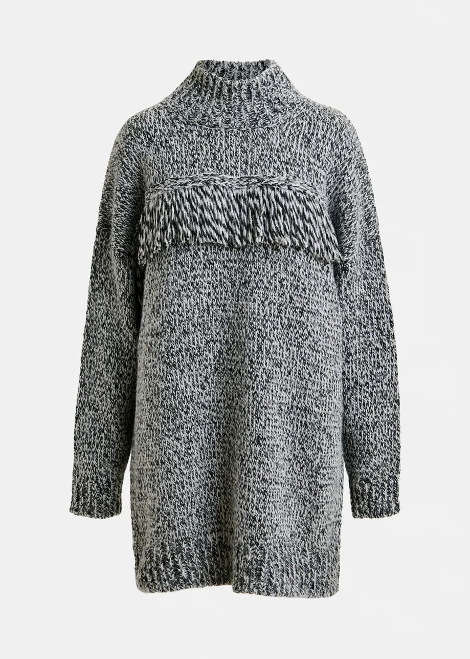 Grijze en zwarte trui met franjes