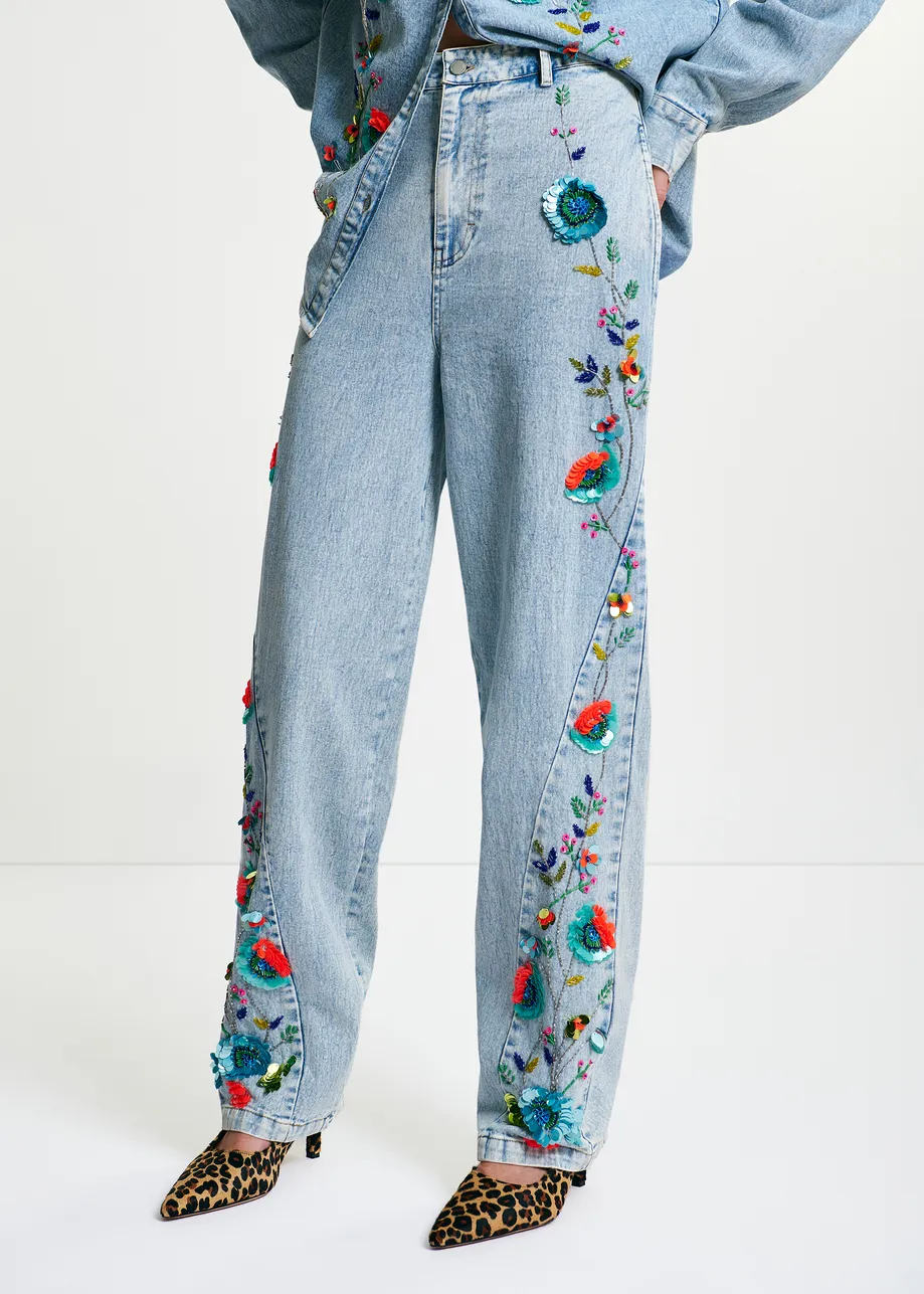 Pantalon coupe barrel bleu et multicolore avec fleurs décorées de sequins
