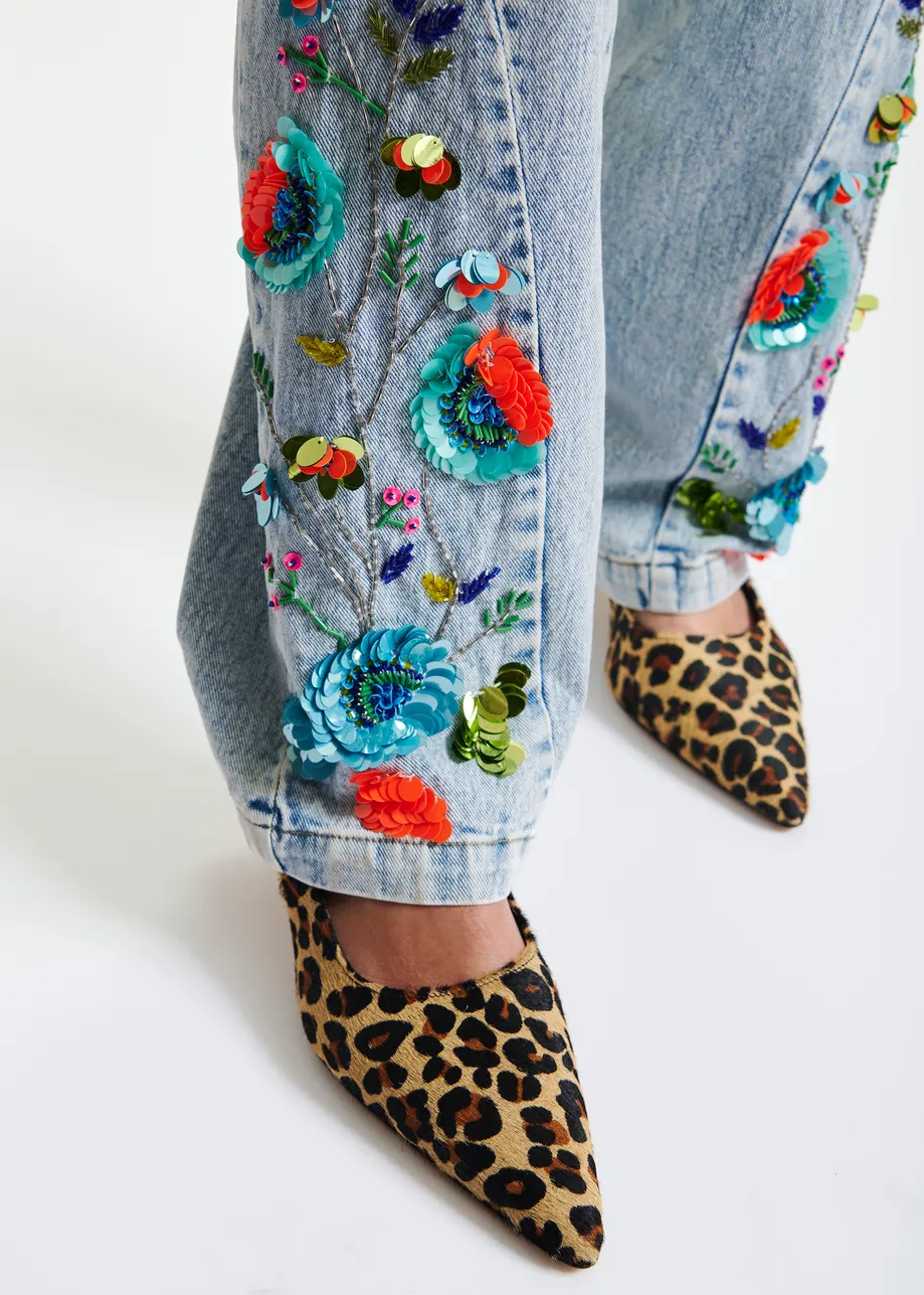 Pantalon coupe barrel bleu et multicolore avec fleurs décorées de sequins