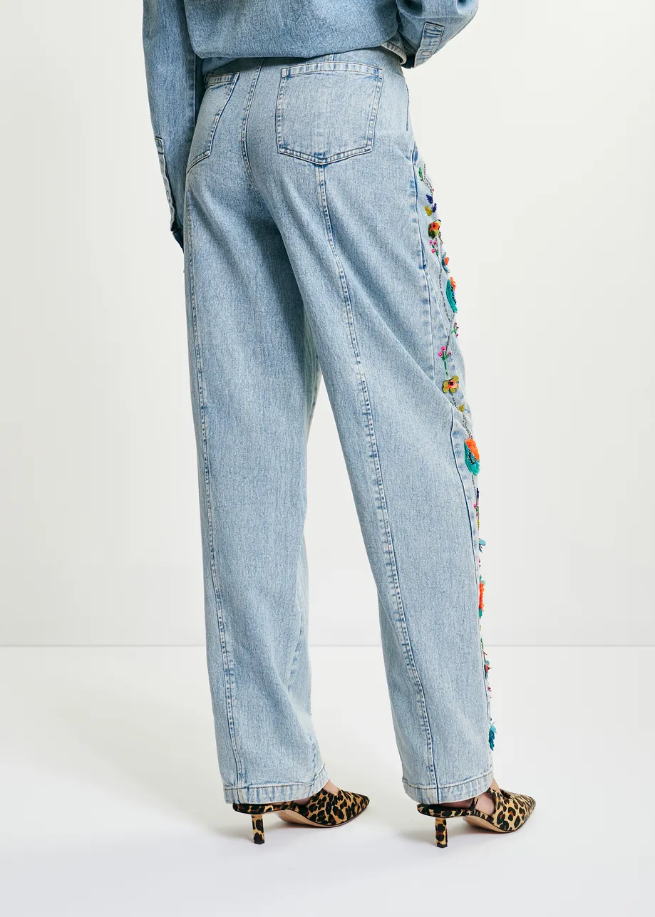 Pantalon coupe barrel bleu et multicolore avec fleurs décorées de sequins