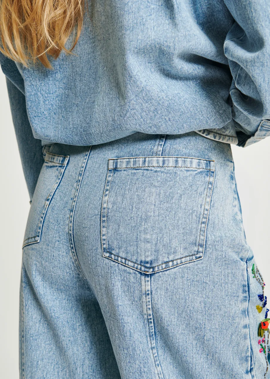 Pantalon coupe barrel bleu et multicolore avec fleurs décorées de sequins