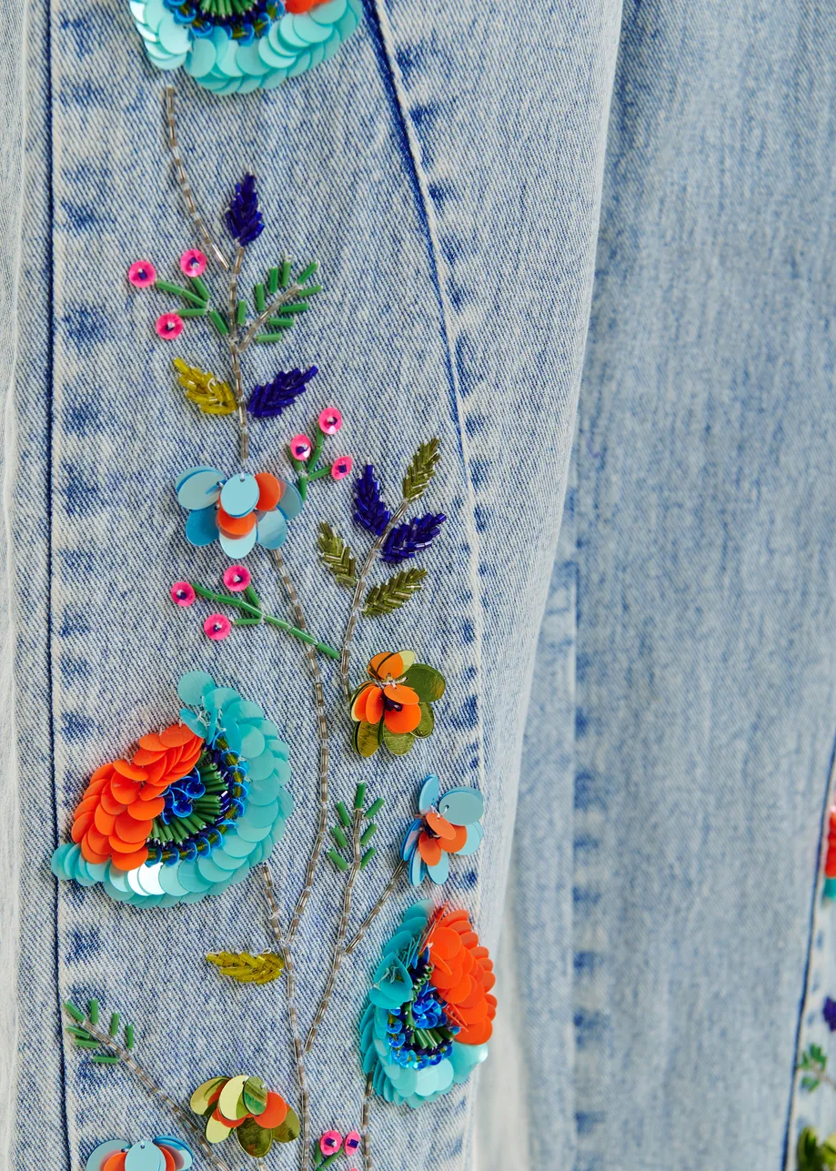 Pantalon coupe barrel bleu et multicolore avec fleurs décorées de sequins