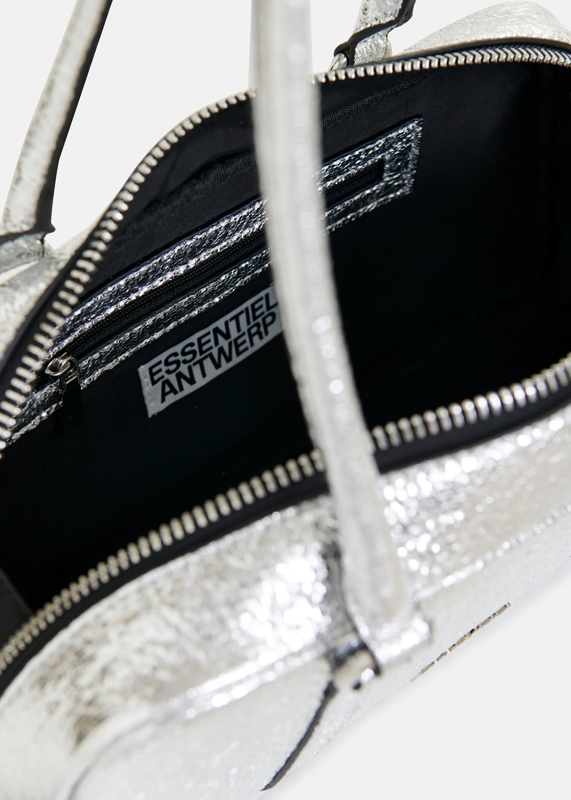 Sac baguette métallique argenté porté épaule Essentiel Antwerp