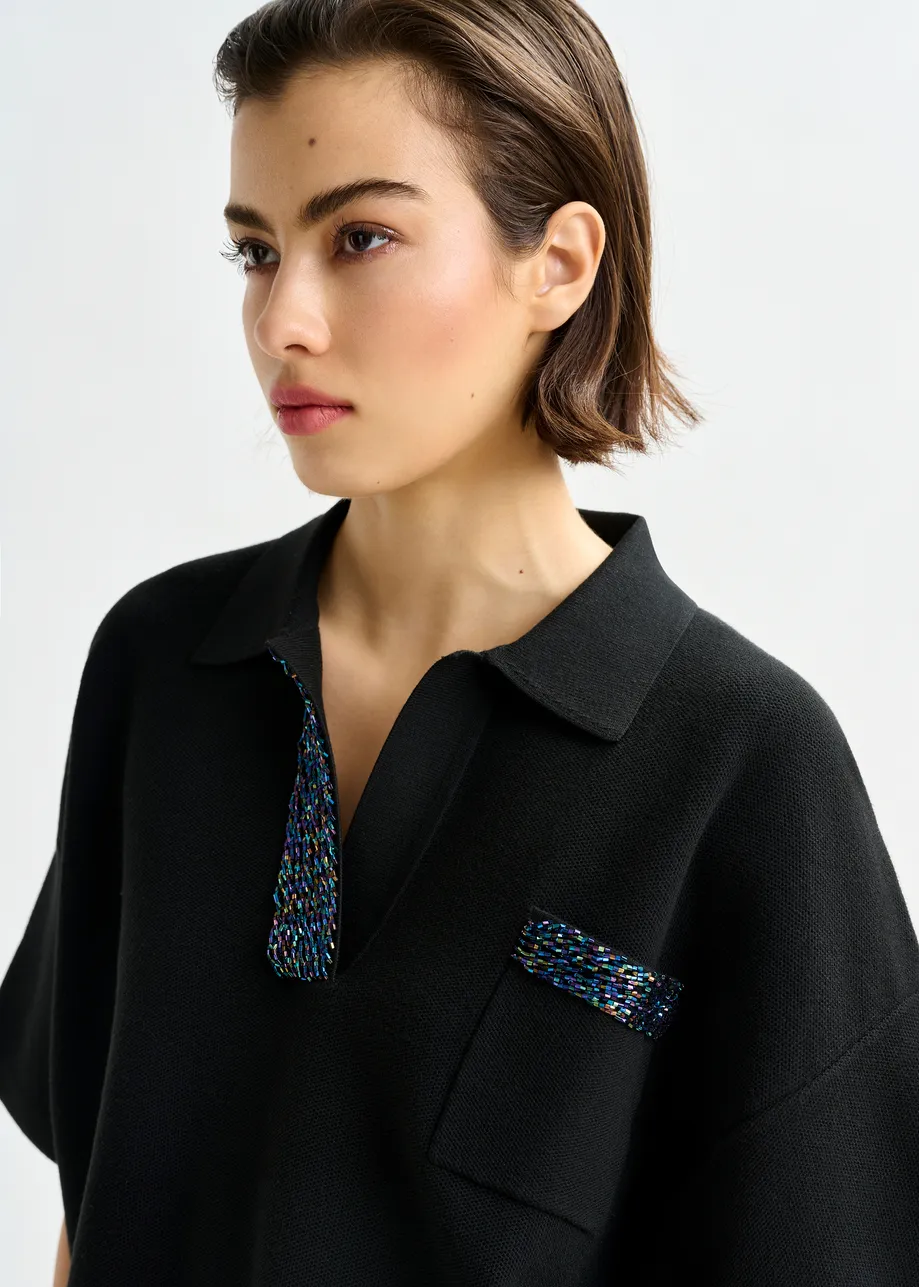 Zwart en blauwe polo met sierkraag