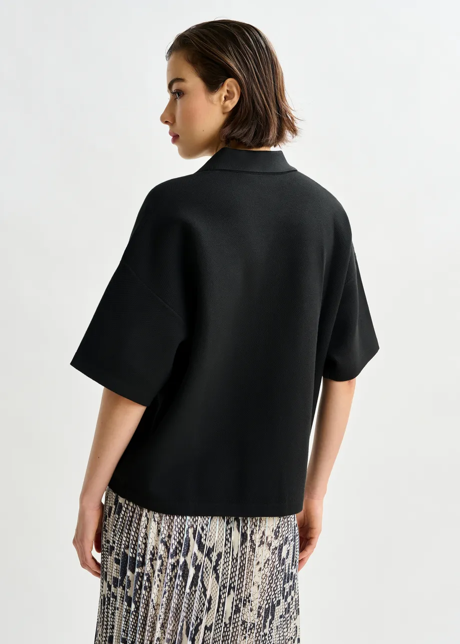 Zwart en blauwe polo met sierkraag