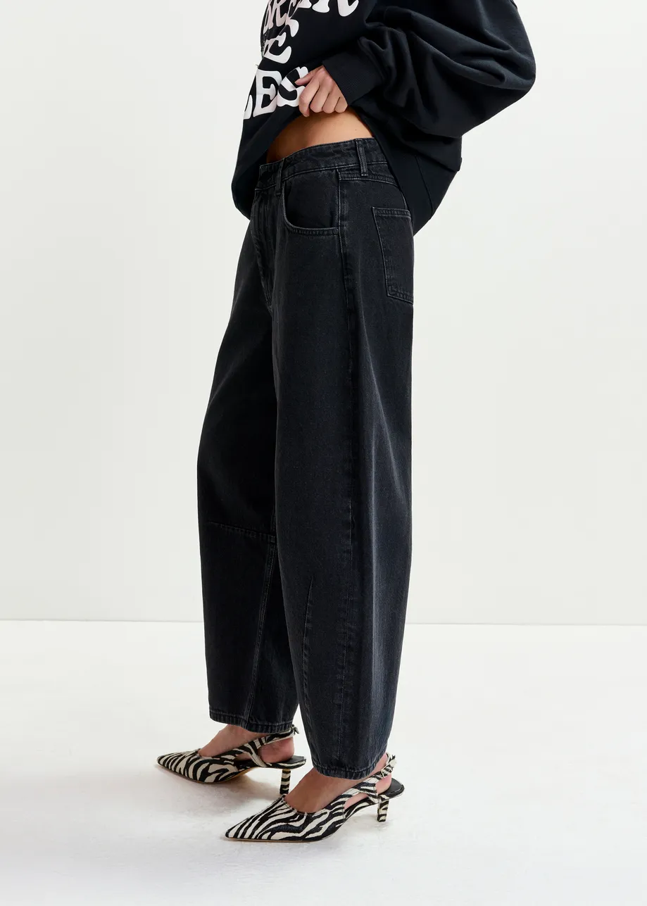 Zwarte biokatoenen cropped jeans met barrel-pijp