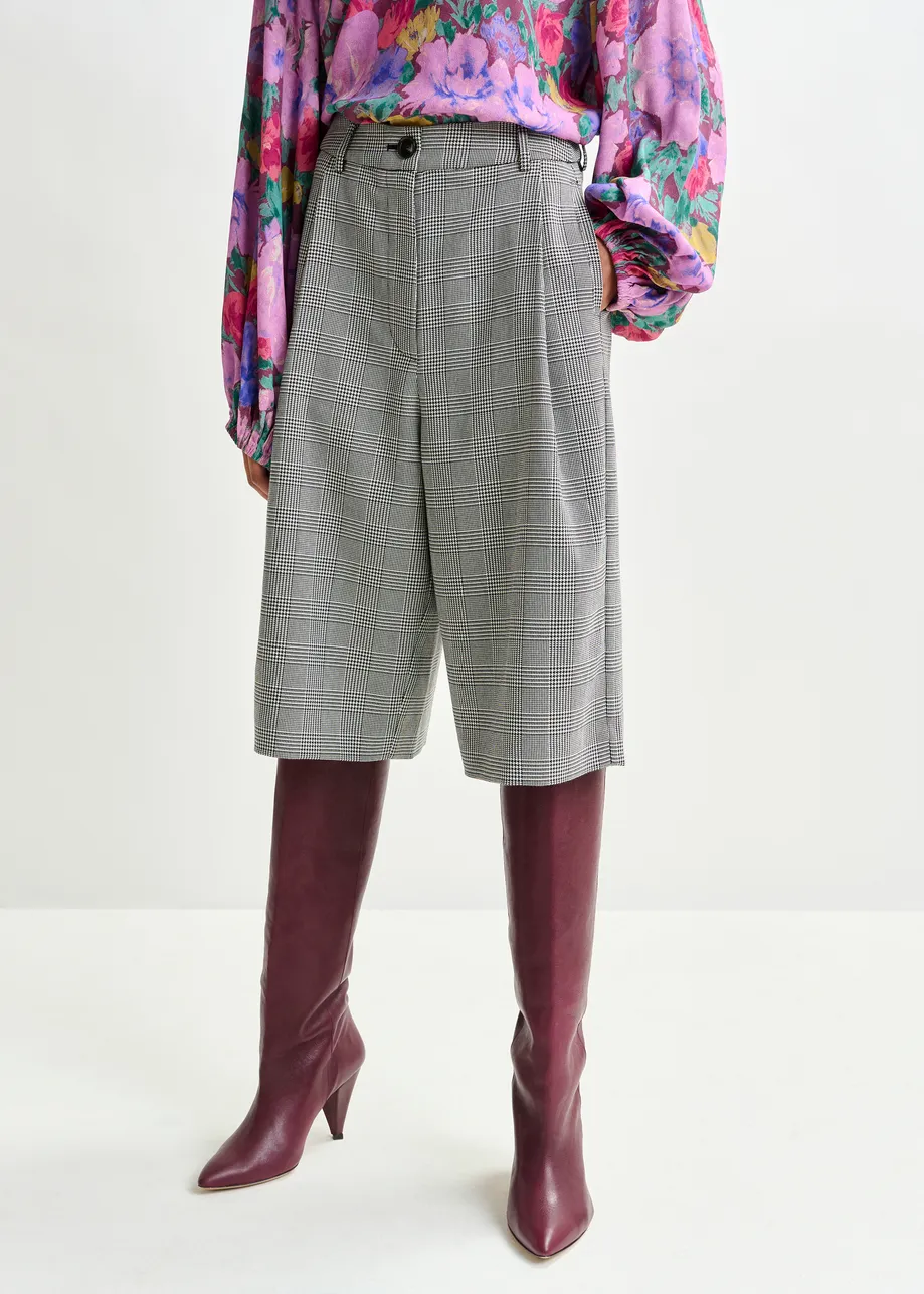 Checked grey and black pleated wide-leg bermuda pants