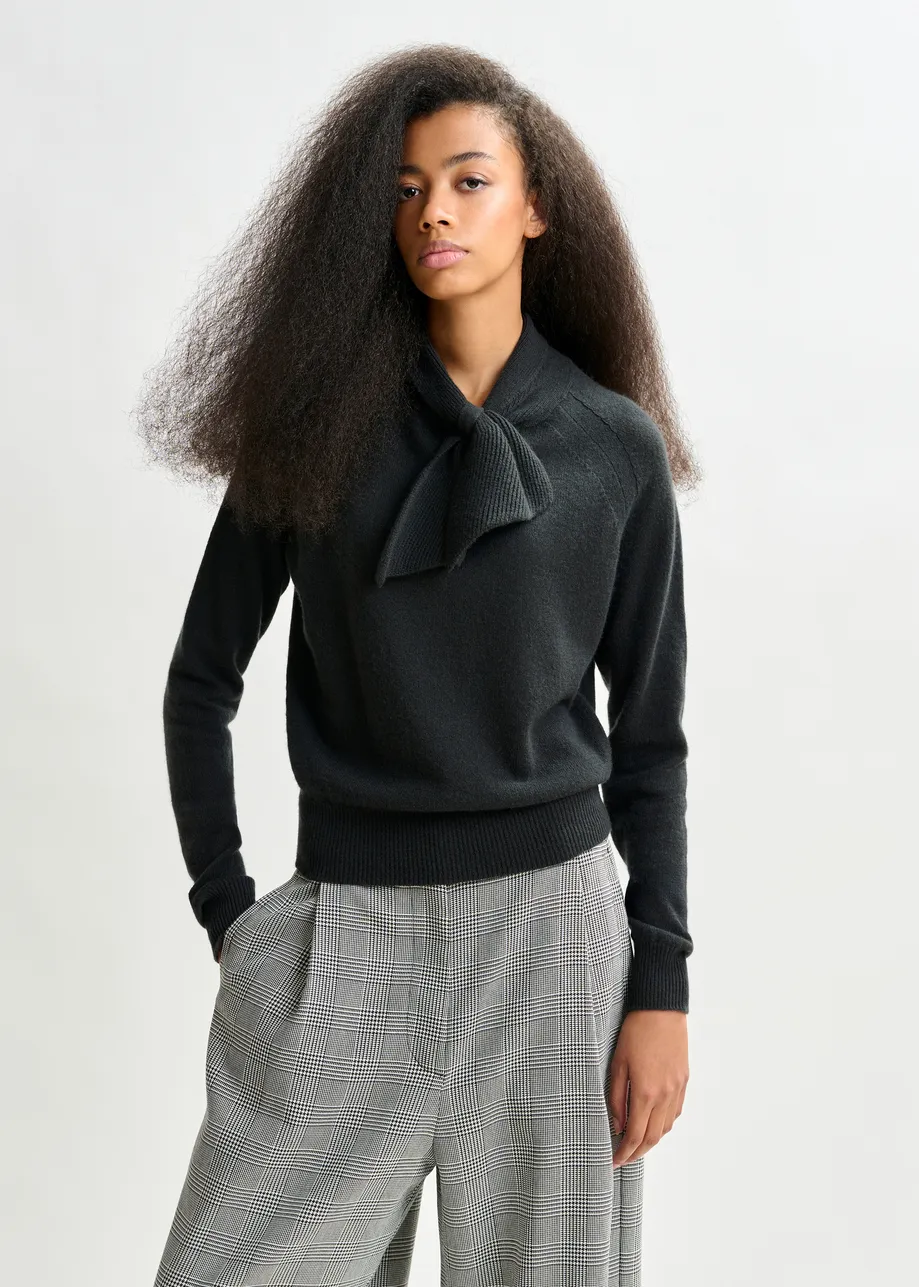 Black cashmere sweater with pussy-bow tie